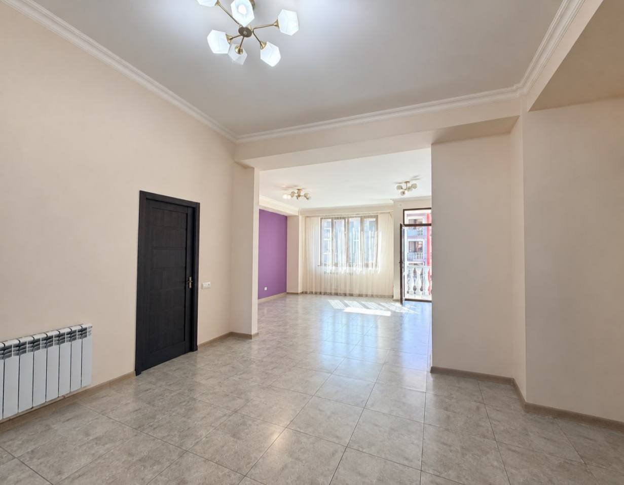 3-комн. квартира, ул. Адонца, 18