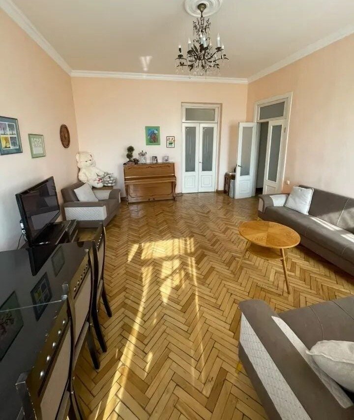4-комн. квартира, ул. Закяна, 1