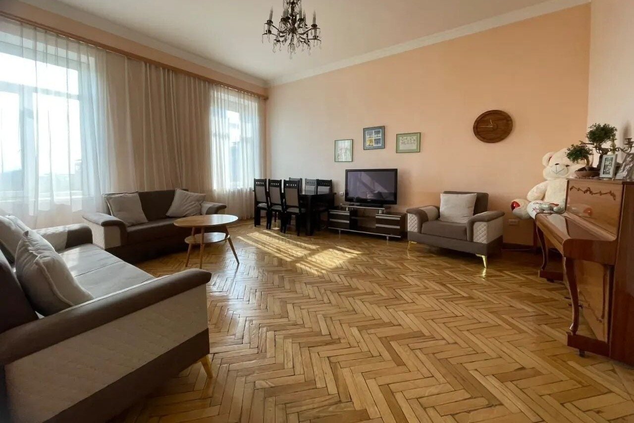 4-комн. квартира, ул. Закяна, 3