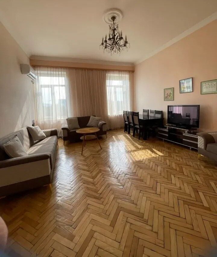 4-комн. квартира, ул. Закяна, 4