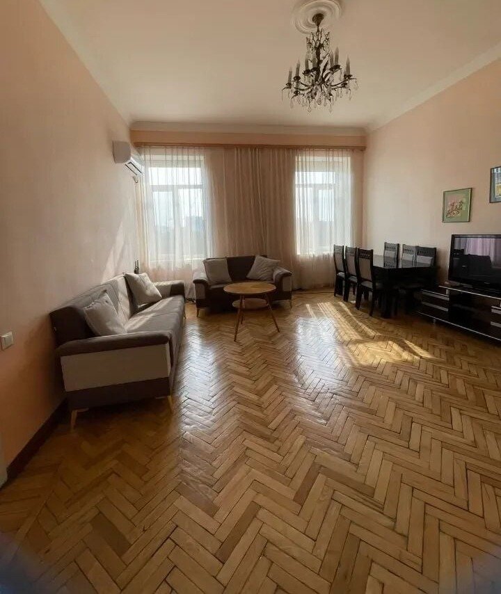 4-комн. квартира, ул. Закяна, 5