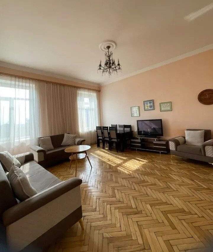 4-комн. квартира, ул. Закяна, 7