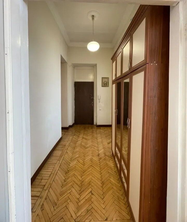 4-комн. квартира, ул. Закяна, 8