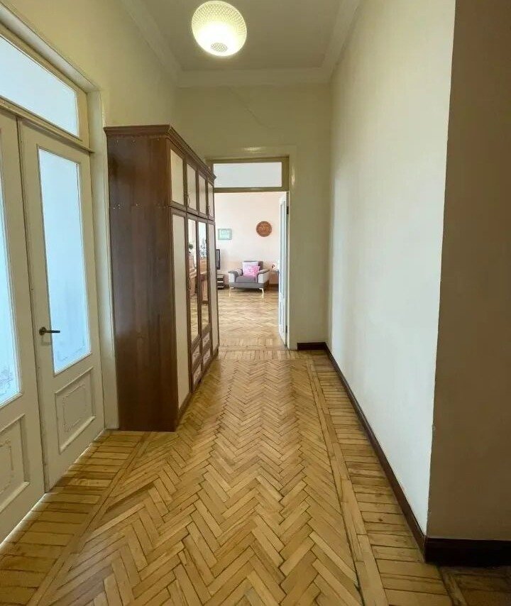 4-комн. квартира, ул. Закяна, 21