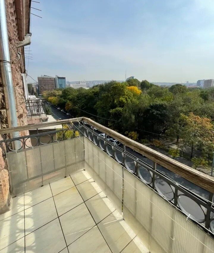 4-комн. квартира, ул. Закяна, 23